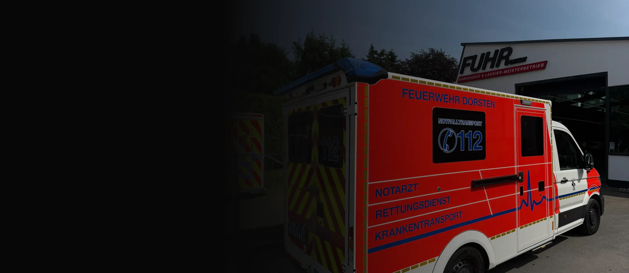 Rettungswagen der Feuerwehr vor der Werkstatt der Fuhr GmbH.