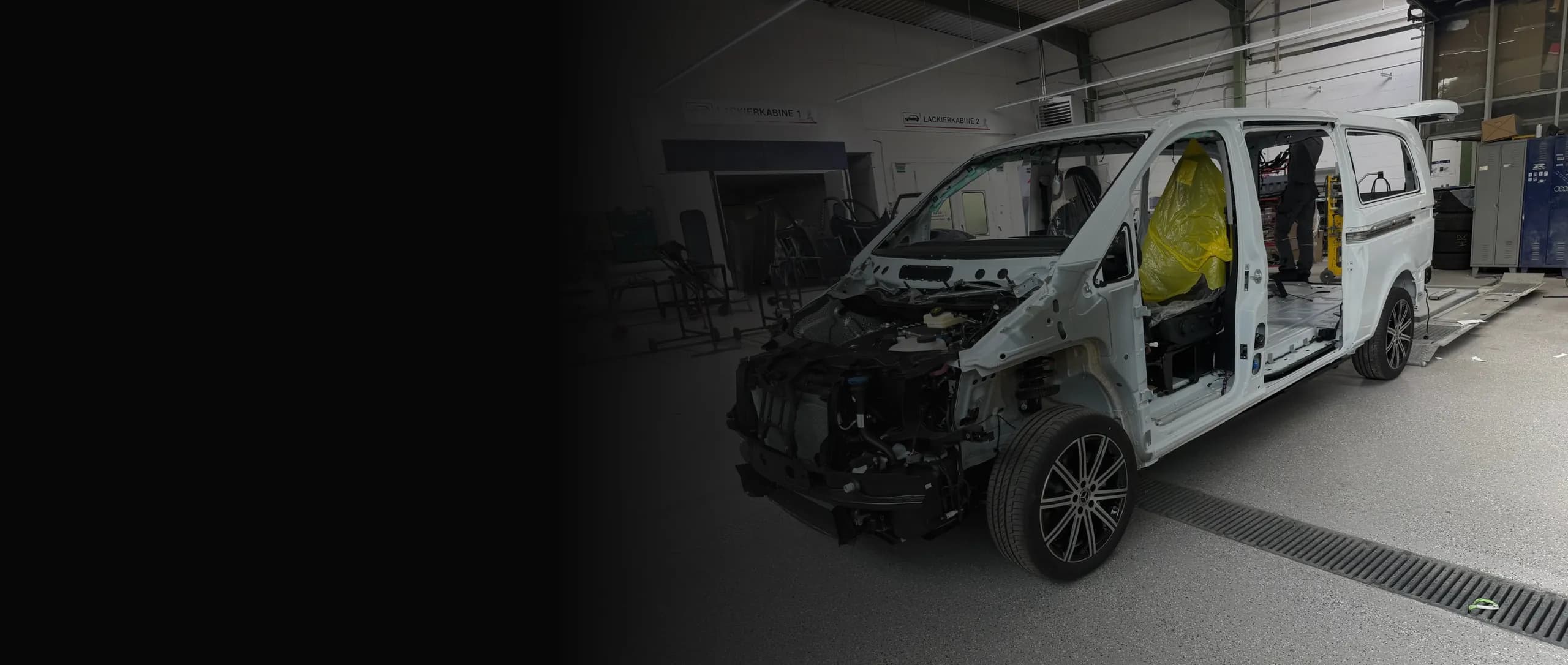 Weißer Transporter ohne Frontverkleidung bei der Instandsetzung in der Werkstatt.
